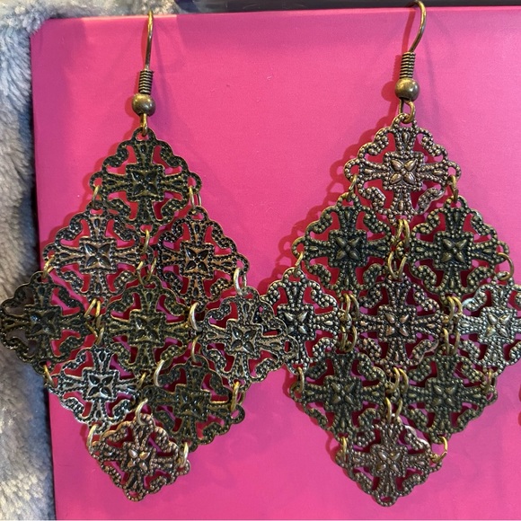 10 pair of lightweight dangle earrings. - Picture 5 of 11